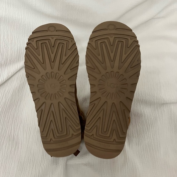 Bow chestnut UGGs - Picture 2 of 4